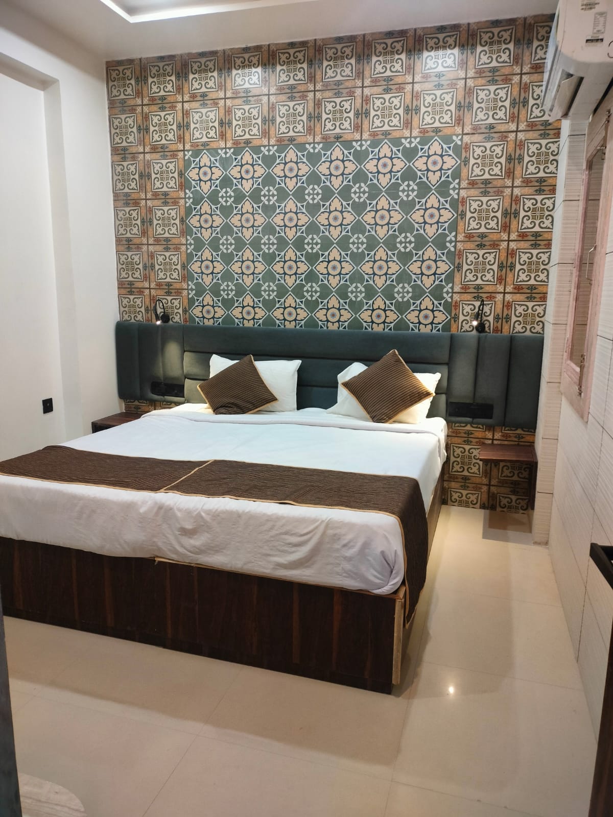 Hotel Anand Villa - Tap to explore photos