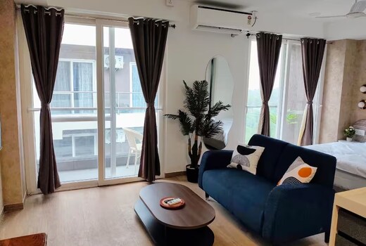 Walnut: Furnished Private Studio w View Nr Airport