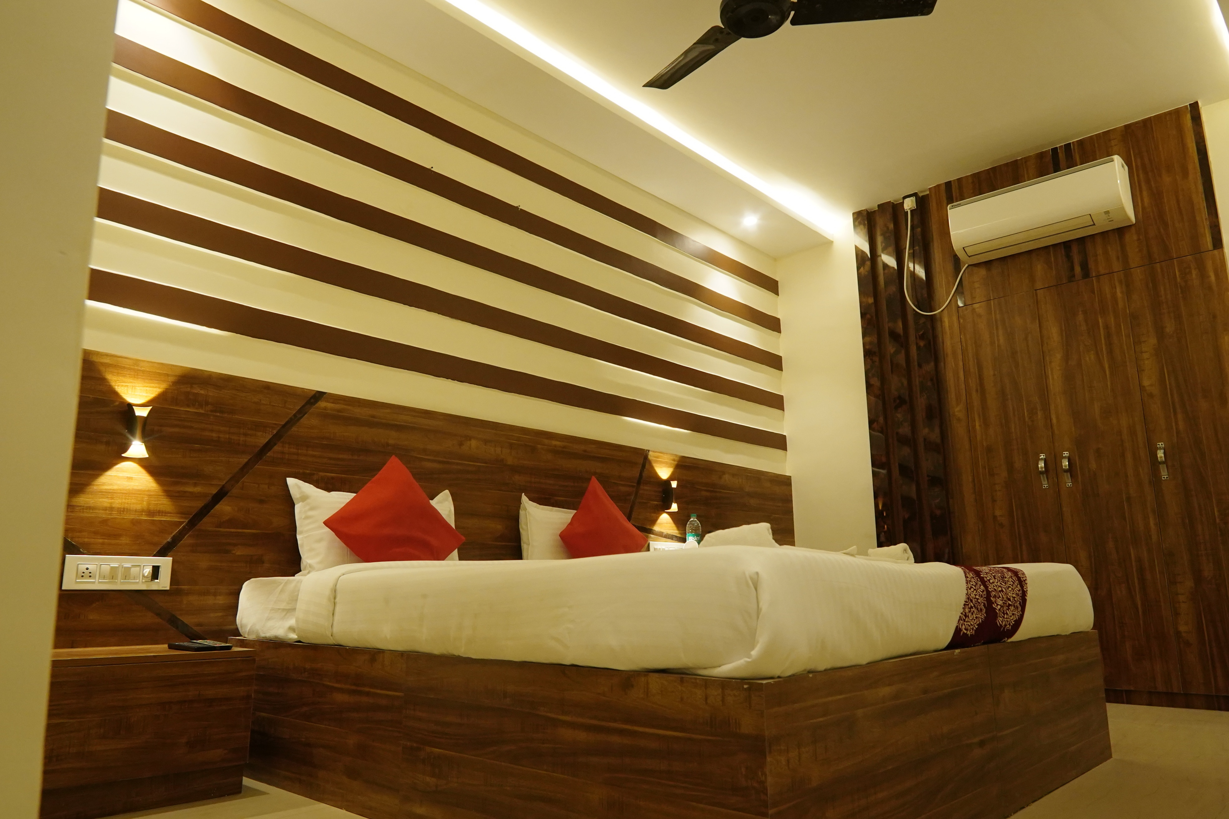 Hotel Vineet, Bhagalpur - Tap to explore photos