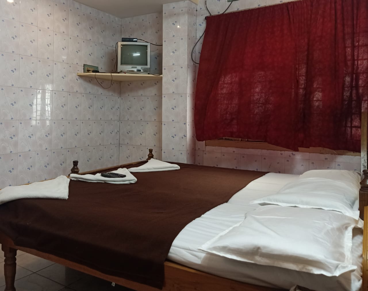 NEW ARUNA SRI LODGE - Tap to explore photos