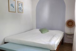 Florin Stays - Hydrangea, Goa