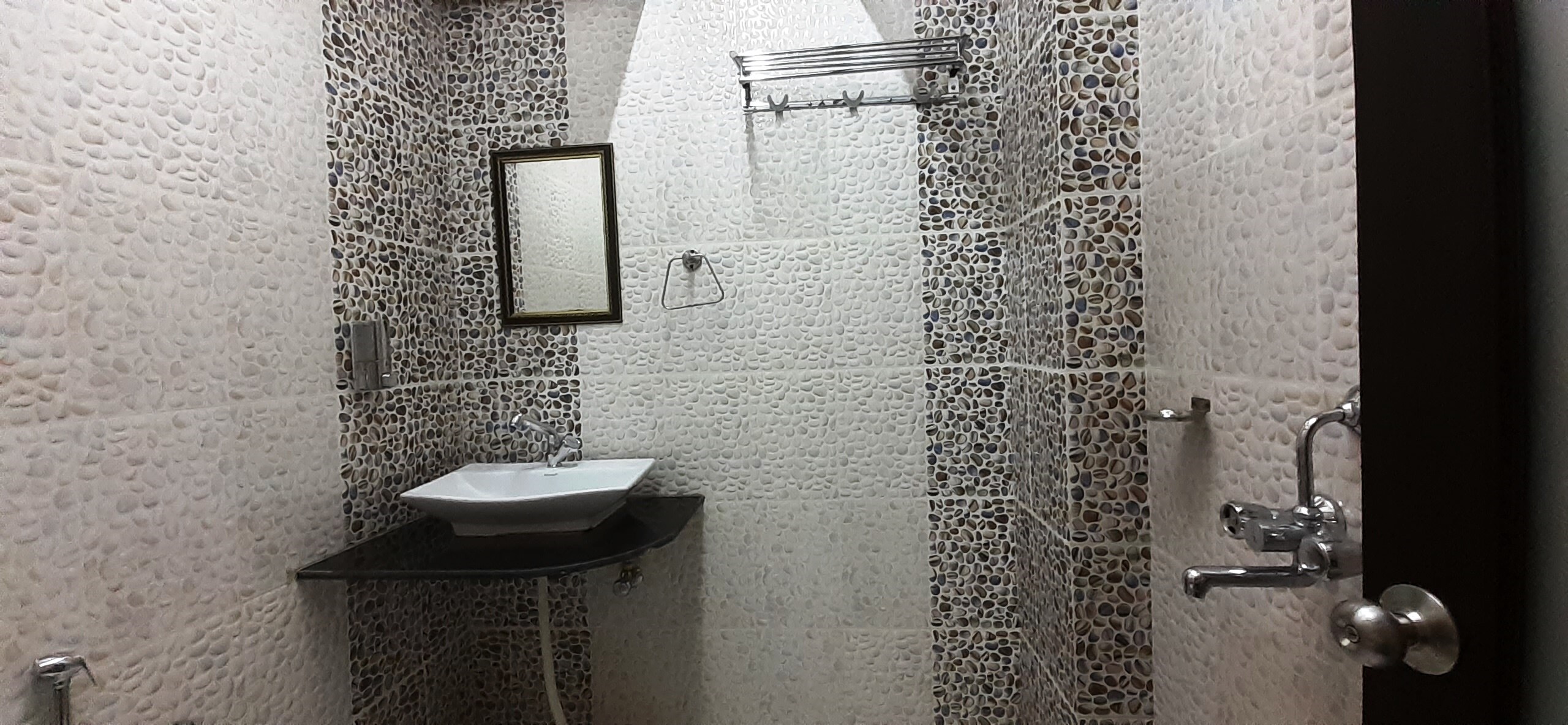 Hotel Romany Haveli - Tap to explore photos