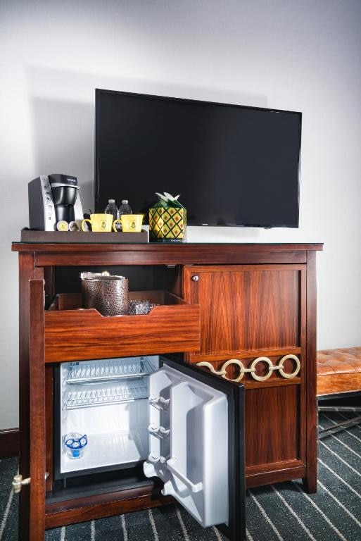 Staypineapple, An Iconic Hotel, The Loop - Tap to explore photos