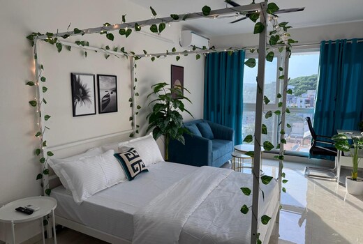 Comfort Haven 4 Poster bed, Fast wifi, work desk
