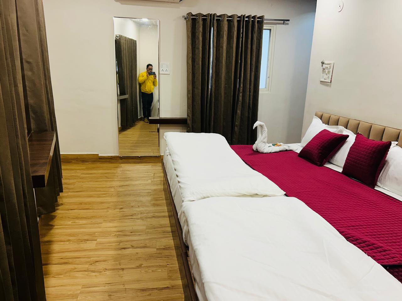 Hotel Shiv Parivar - Tap to explore photos