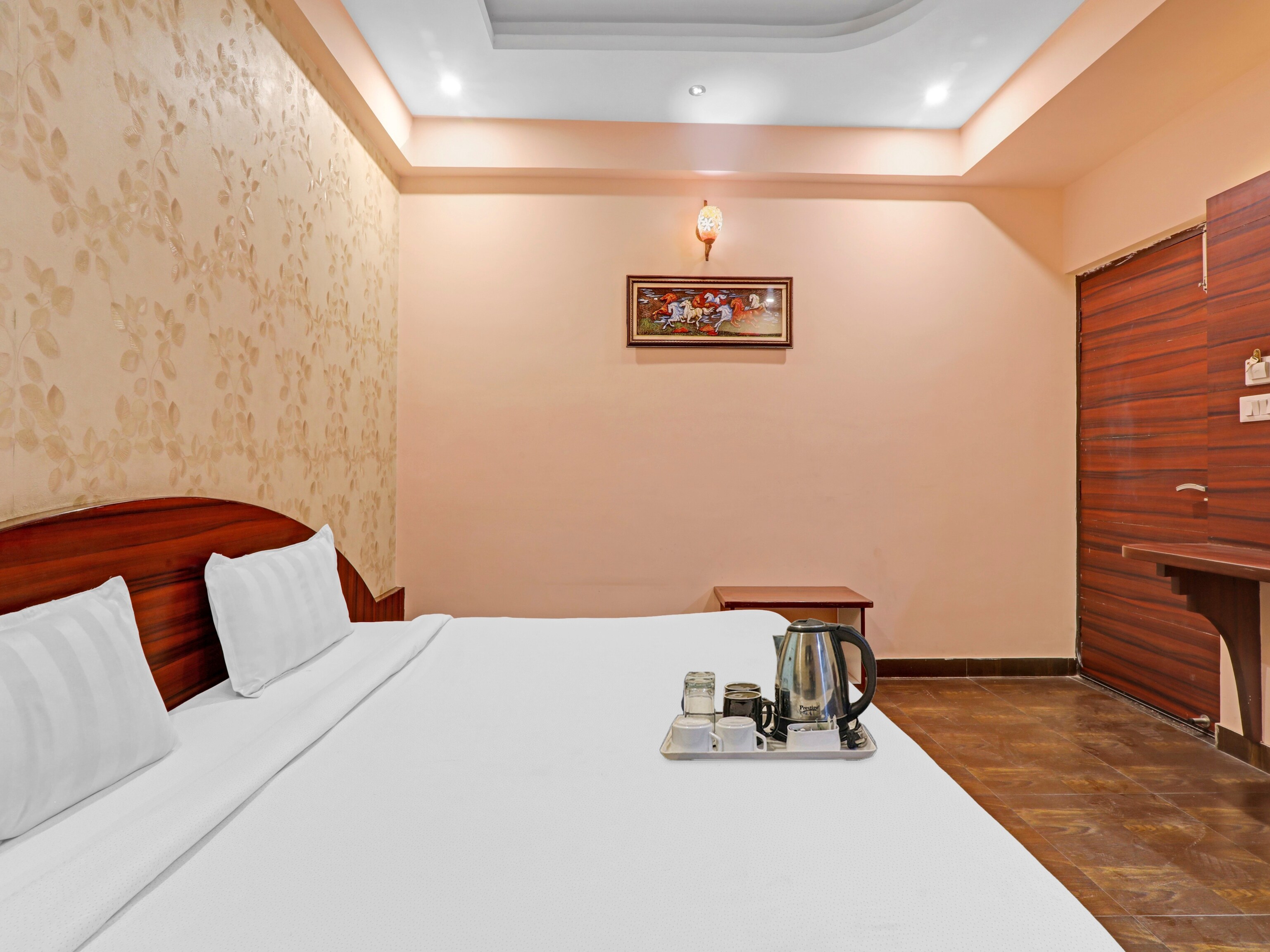 Super Capital O Townhouse Govinda Royal - Tap to explore photos