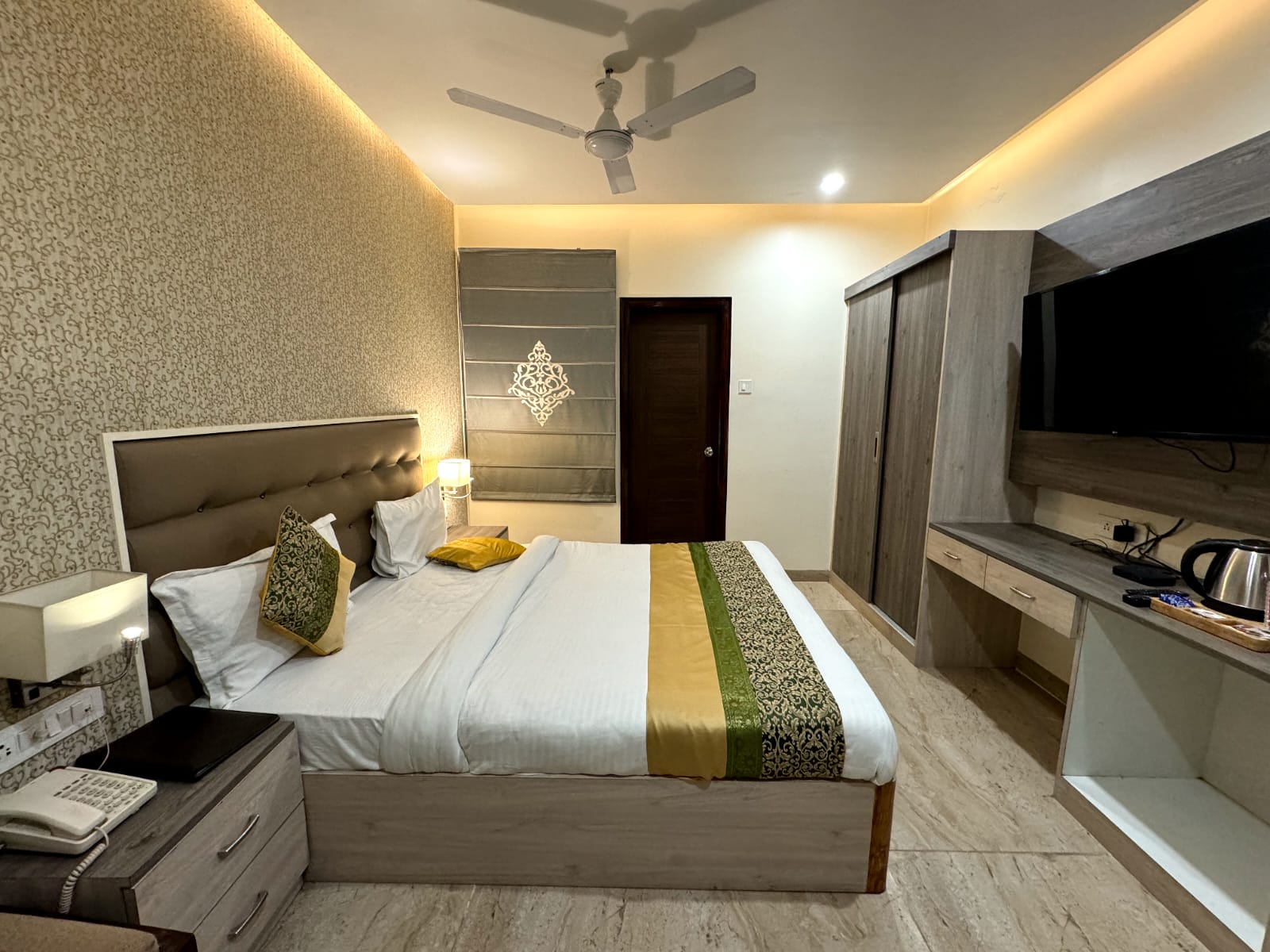 HOTEL RIVER RHYTHM ( 50 mtr. from Assi Ghat ) - Tap to explore photos