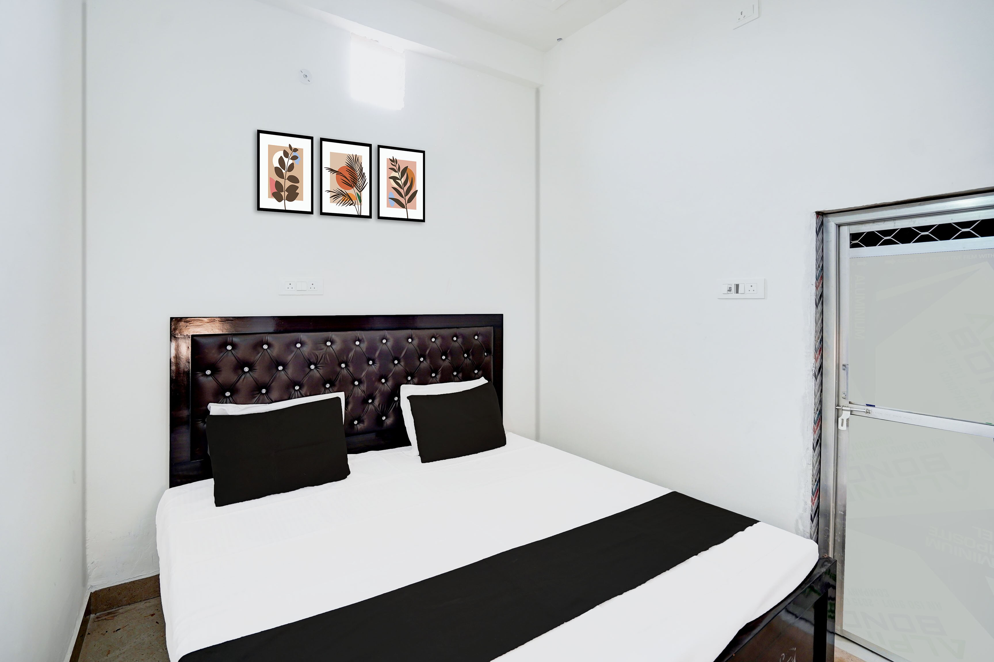 SPOT ON Chauhan Hotel - Tap to explore photos