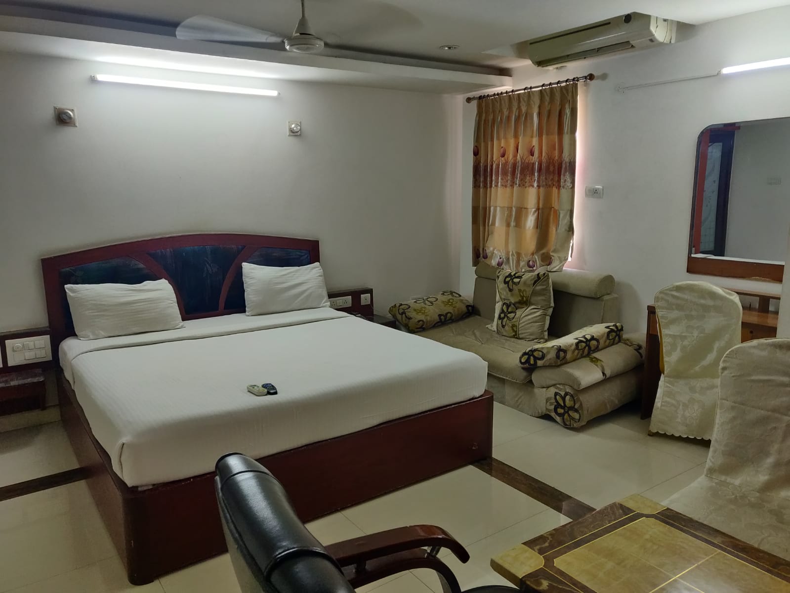 Hotel Singsaral  - Tap to explore photos