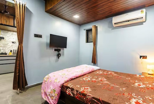 Studio Apartment Near Juhu 1002