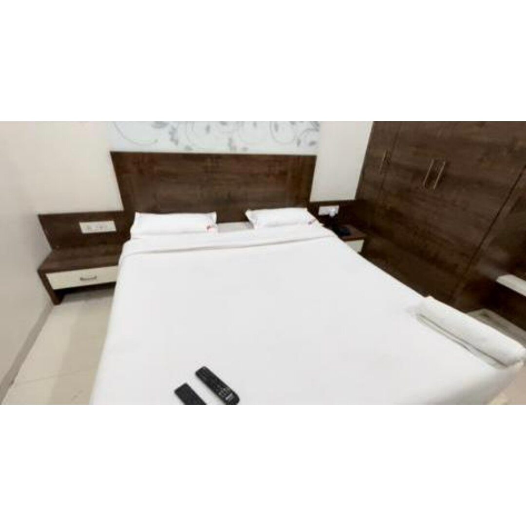 Hitech Luxury Stays - Tap to explore photos