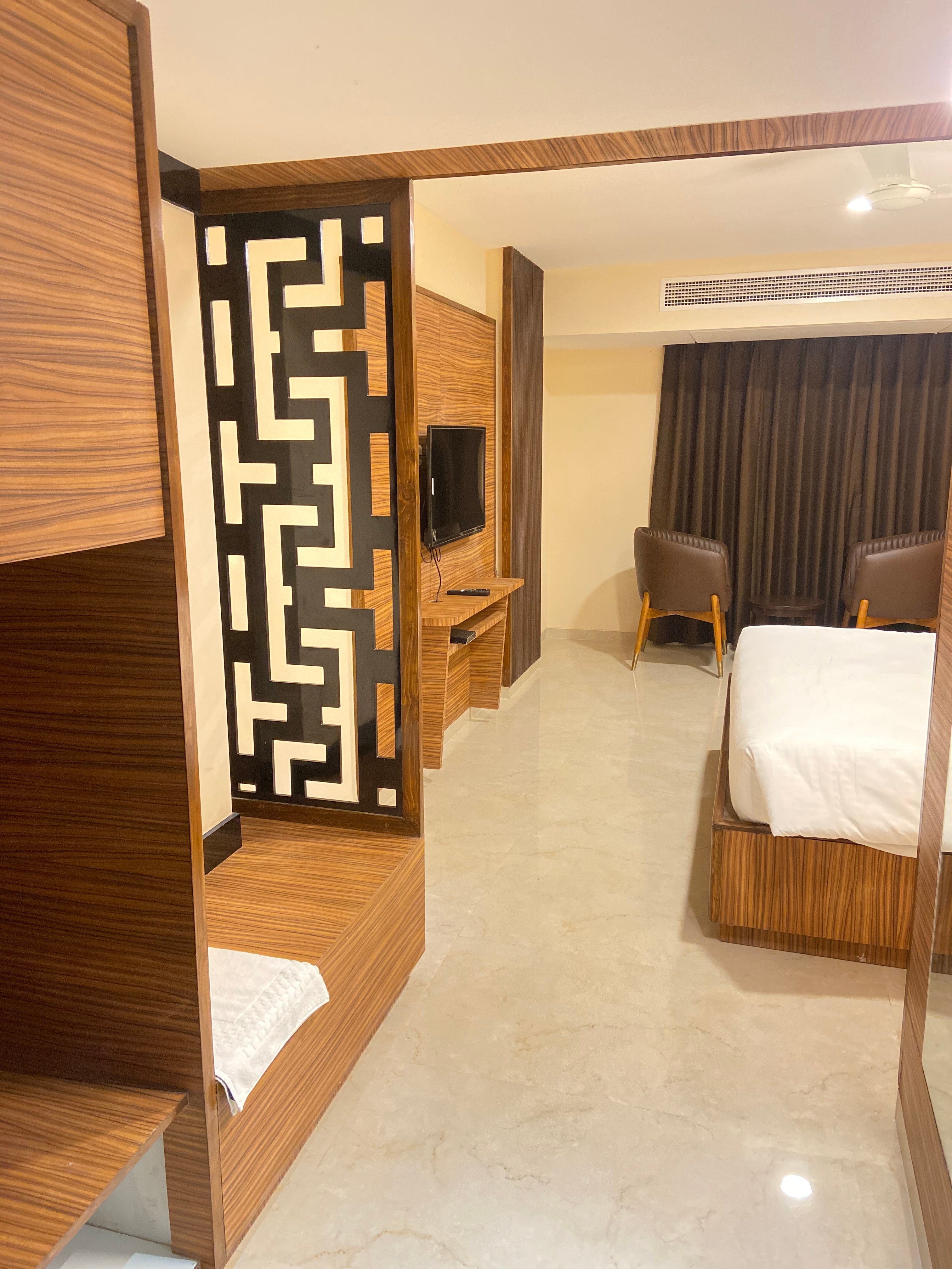 Hotel HighRise Regency(A Unit Of Gurusikh Leisure Paradise LLP) - Tap to explore photos