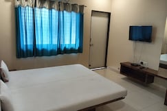 Pushkraj Lodging, Latur