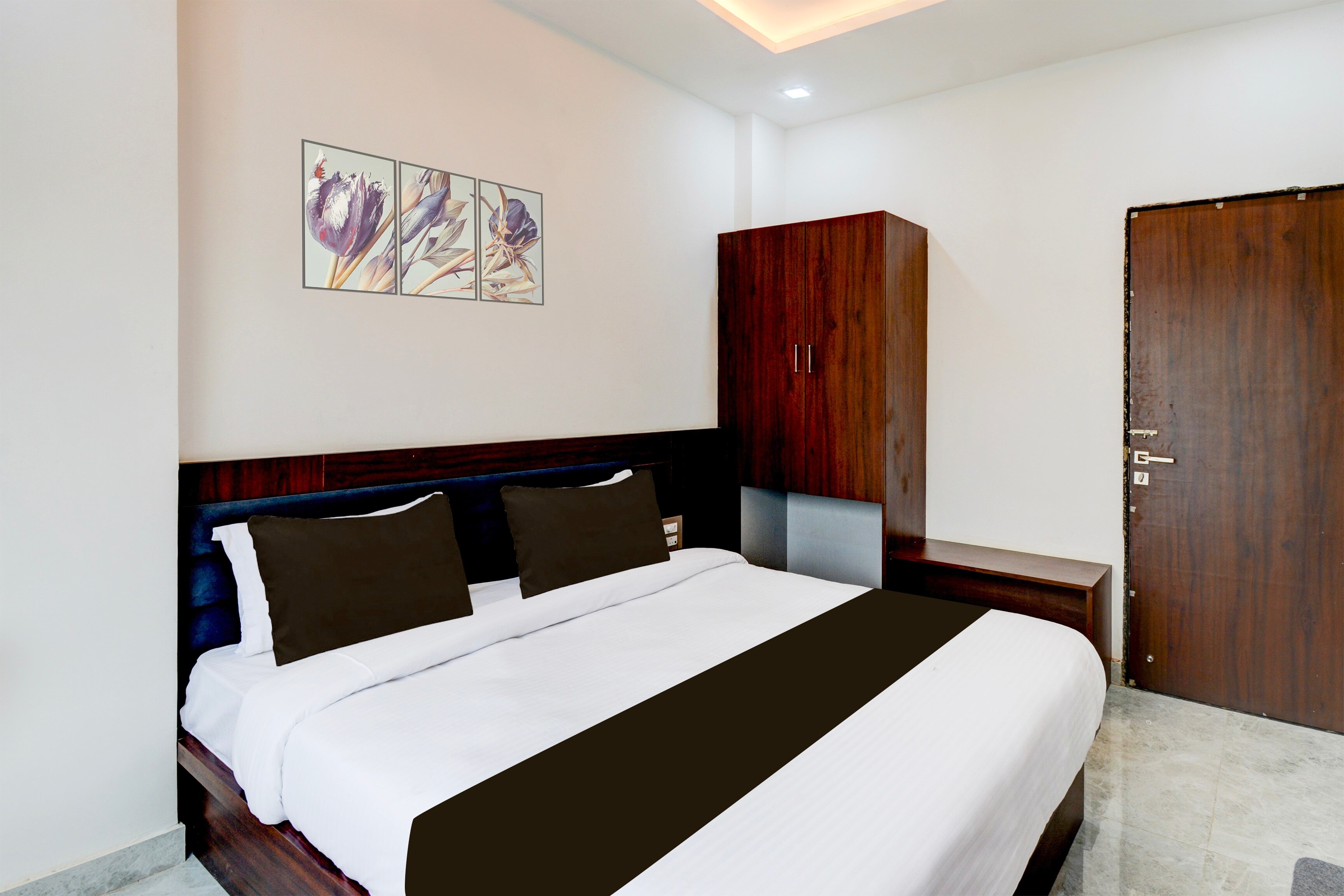 Hotel O Simony Palace - Tap to explore photos