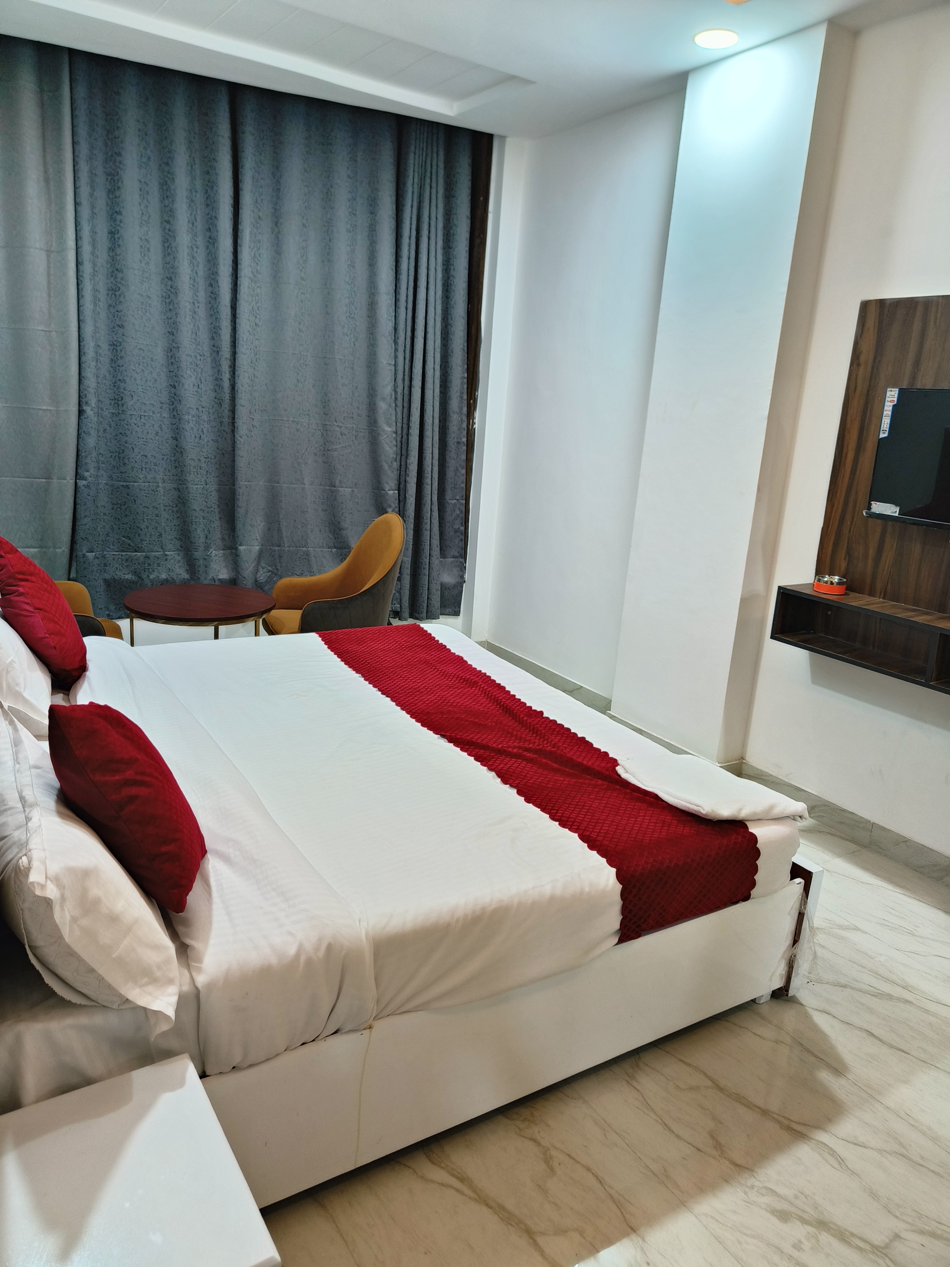 Hotel Noida Royal Residency - Tap to explore photos