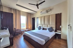 Hotel Aura, Kharar