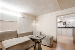 Quaint studio in Bandra W Pali Hill: Iris, Thane