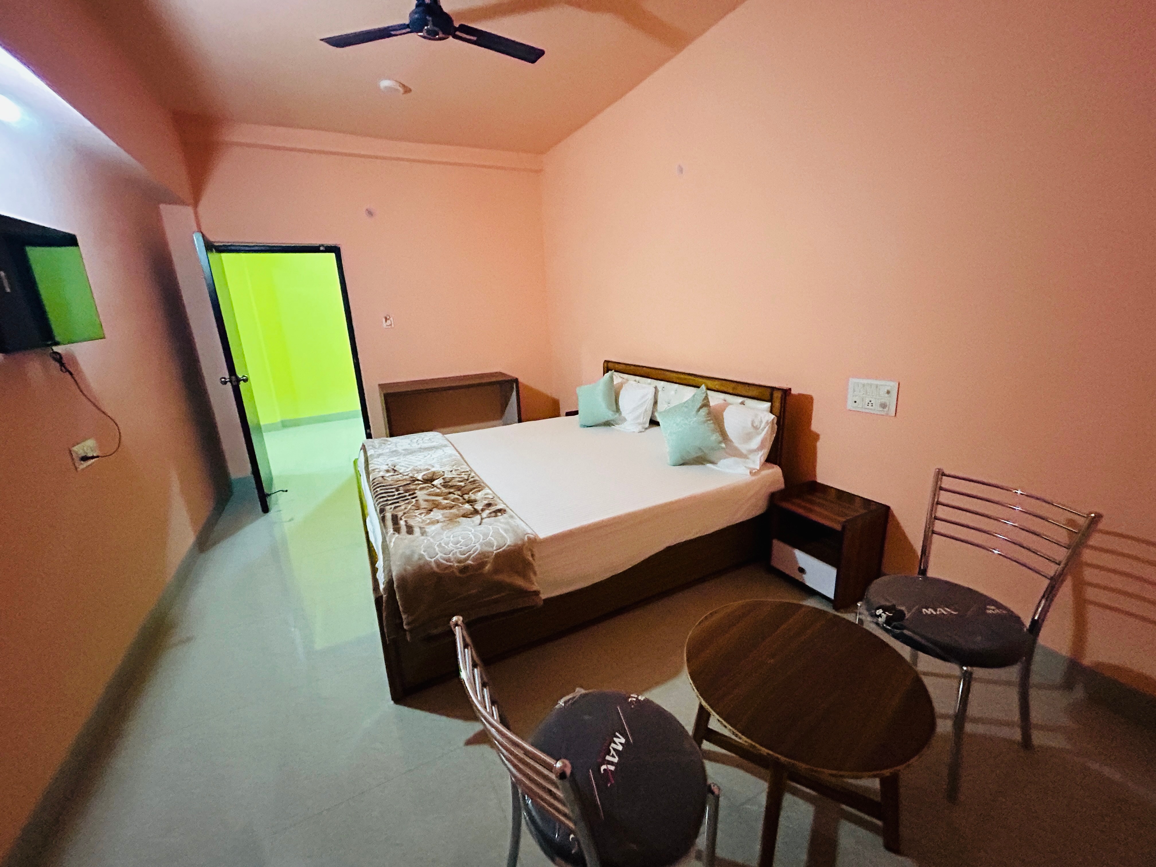HOTEL GOLDEN BUDDHA INN - Tap to explore photos