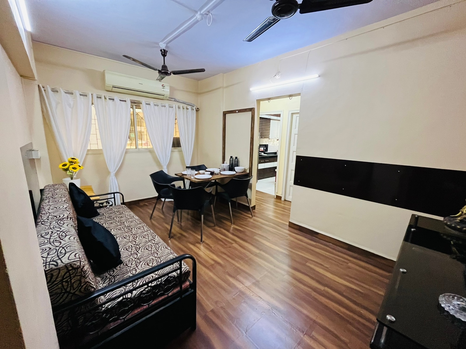 LA WOODLAND 2BHK SERVICE APARTMENT - Tap to explore photos
