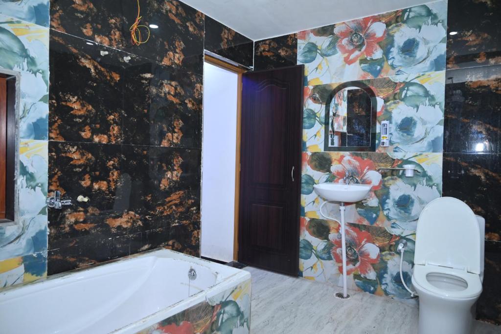 Hotel Raj Palace Varanasi - Tap to explore photos