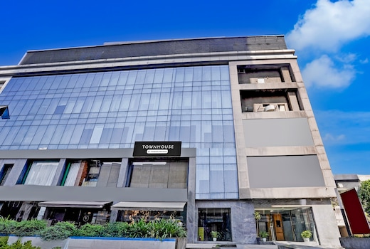 Super Townhouse PBG Mall Vashi