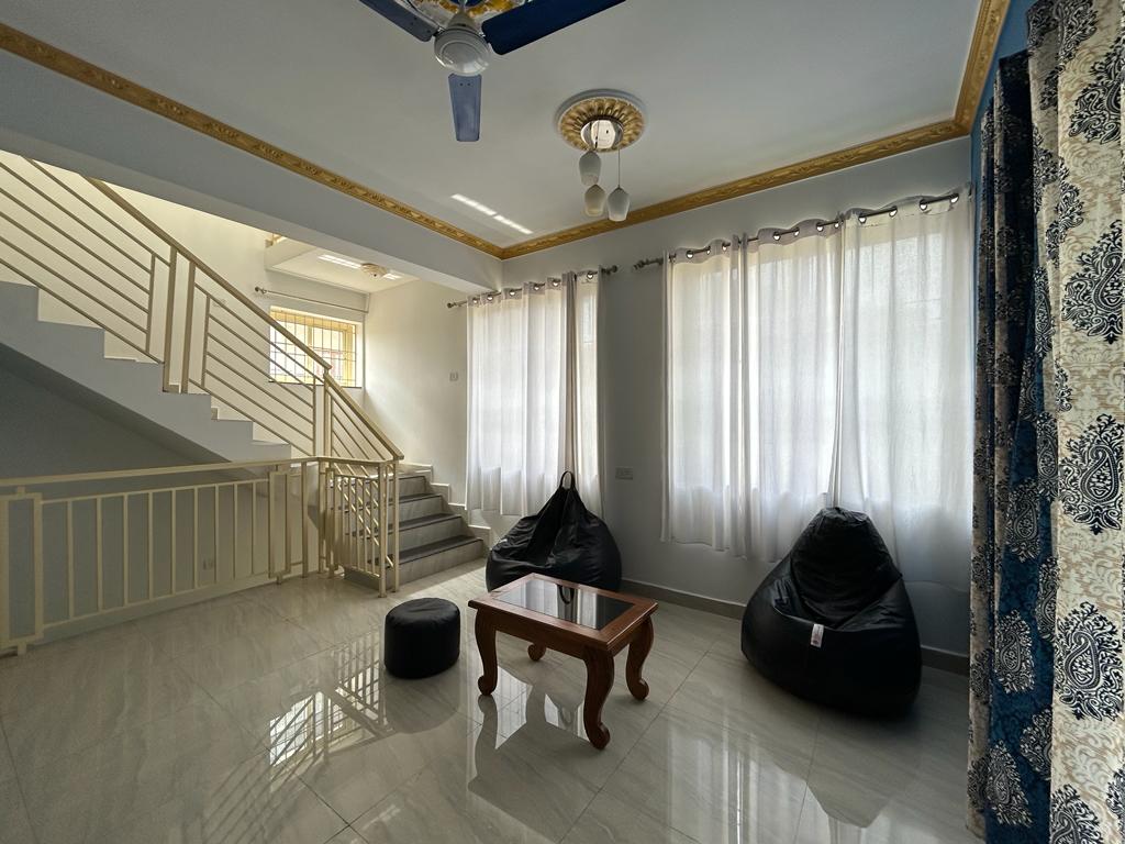 Happy 4 bhk Villa with Kitchen and Wifi - Tap to explore photos
