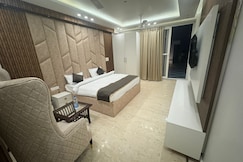 The Royal Oakes, Delhi