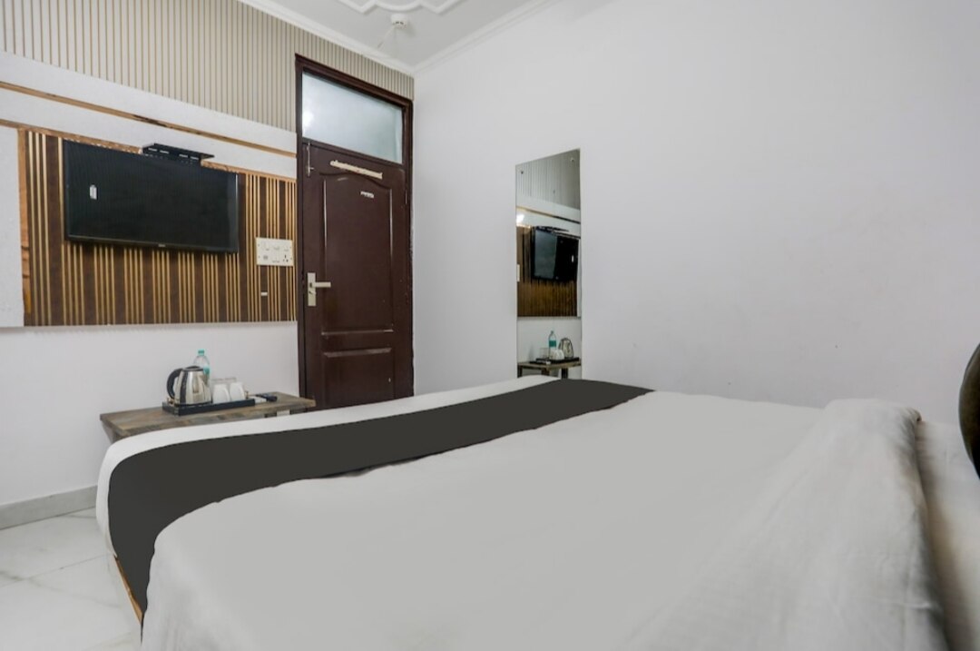 Hotel Anchal Deluxe @ New Delhi Railway Station - Tap to explore photos