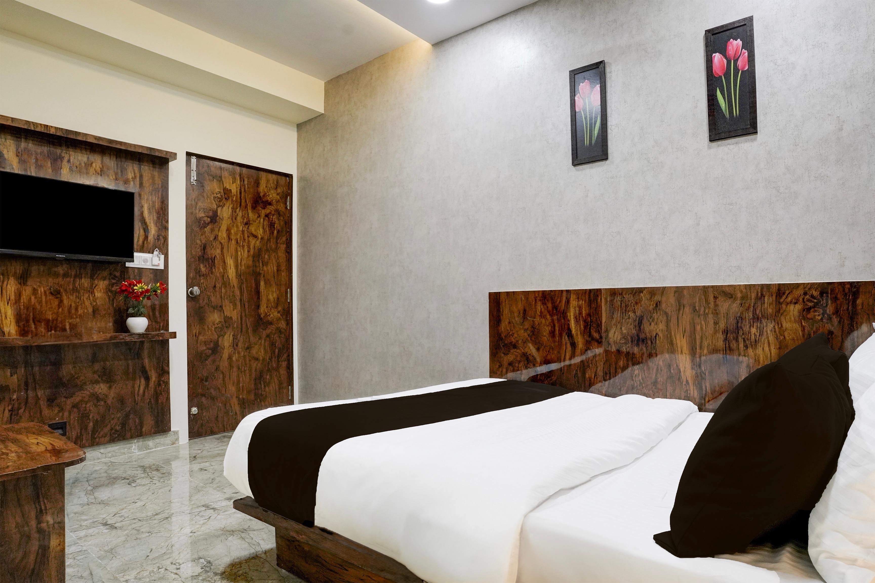 Hotel O Shubham Inn - Tap to explore photos