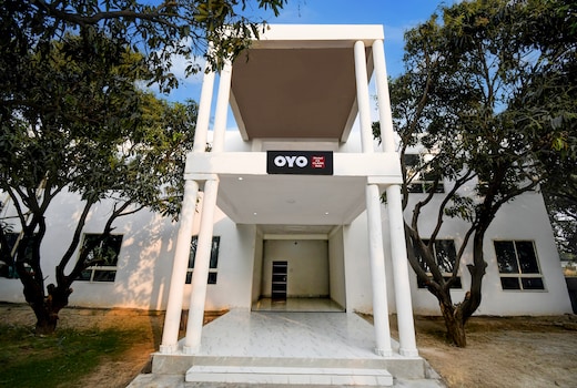 OYO 833925 HOTEL CS CLARK INN