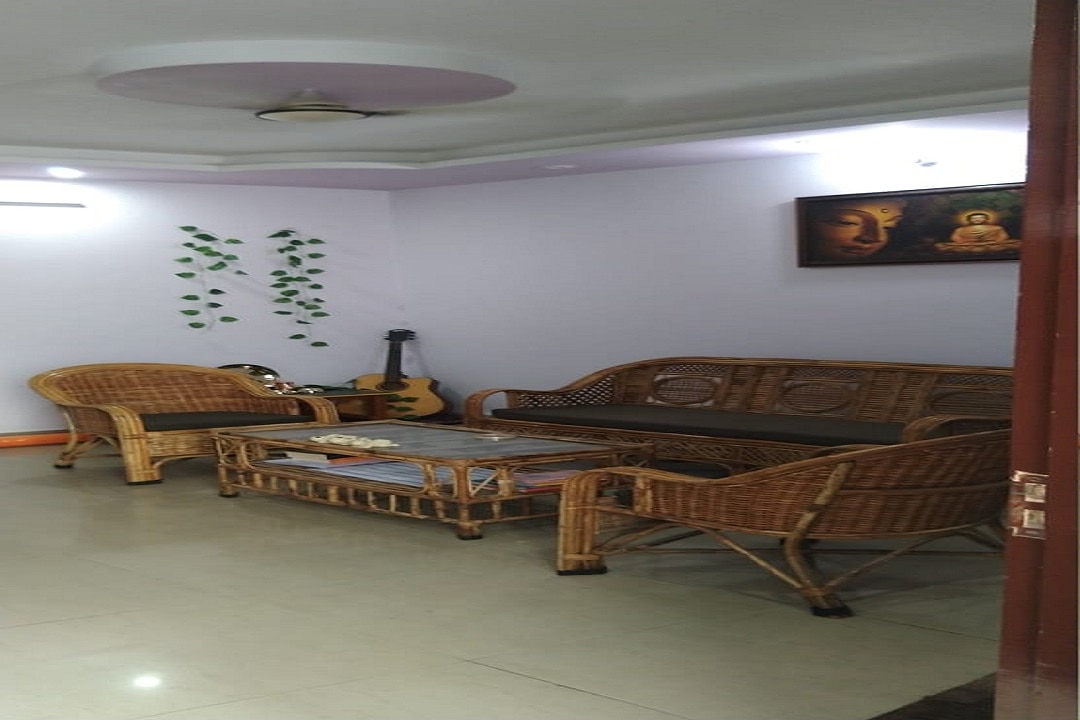 Satya Palace Hostel | Rooms & Guided Treks - Tap to explore photos