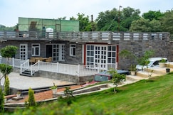 Eva Farms | Aravali Lux Retreat with Pool & Jacuzzi, Sohna