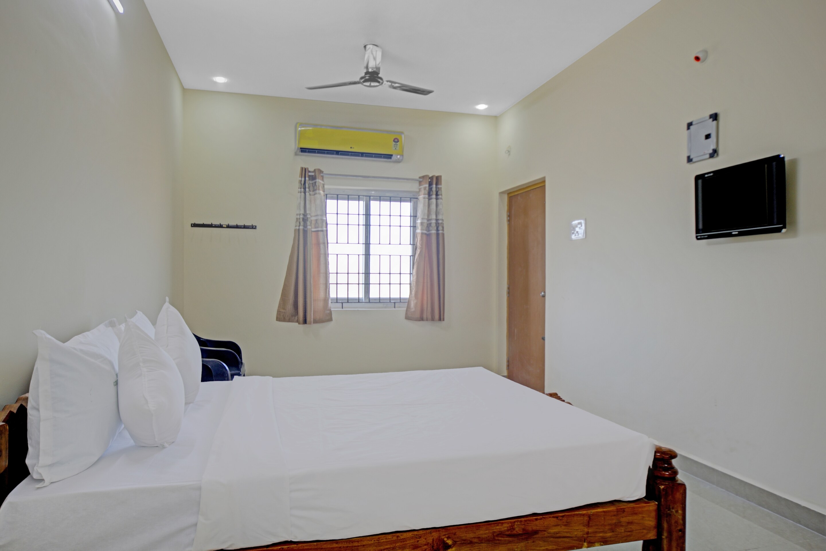 Super Hotel O Vsv Guest House - Tap to explore photos