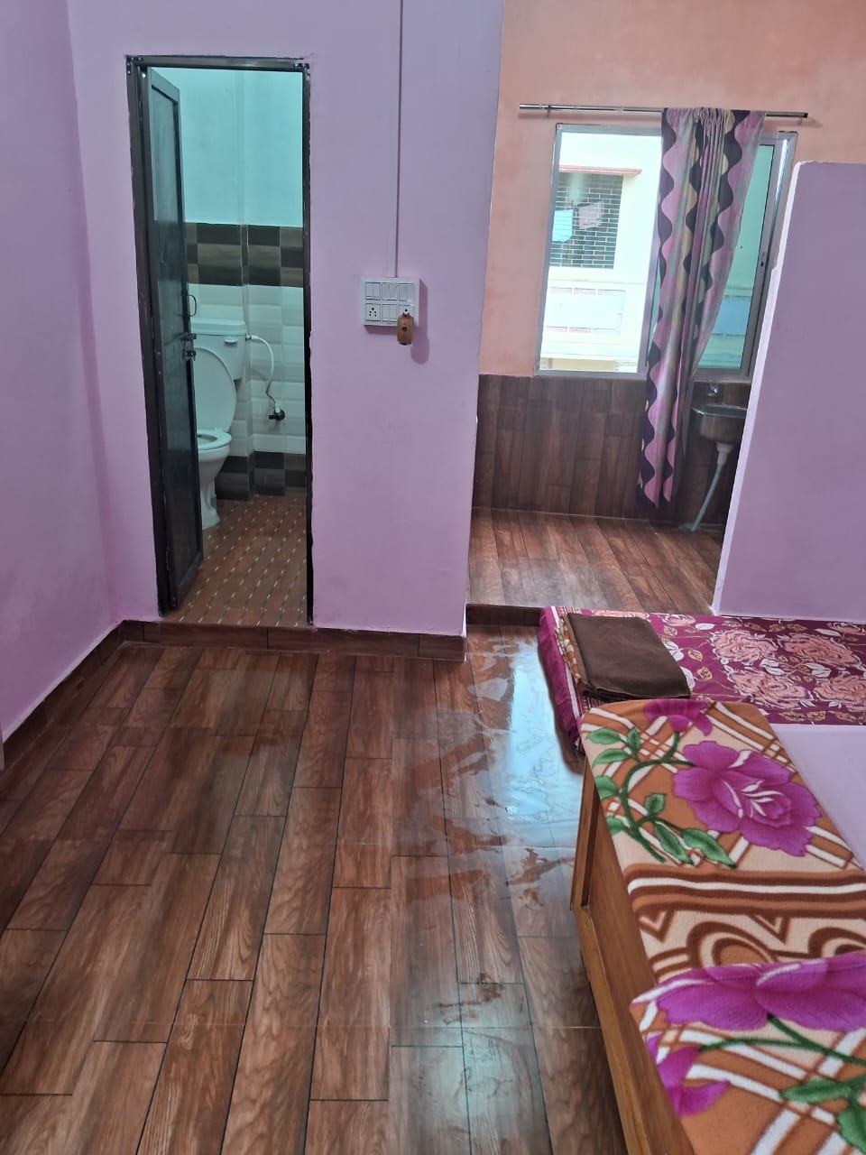 1 BHK Deluxe Room with AC - Tap to explore photos