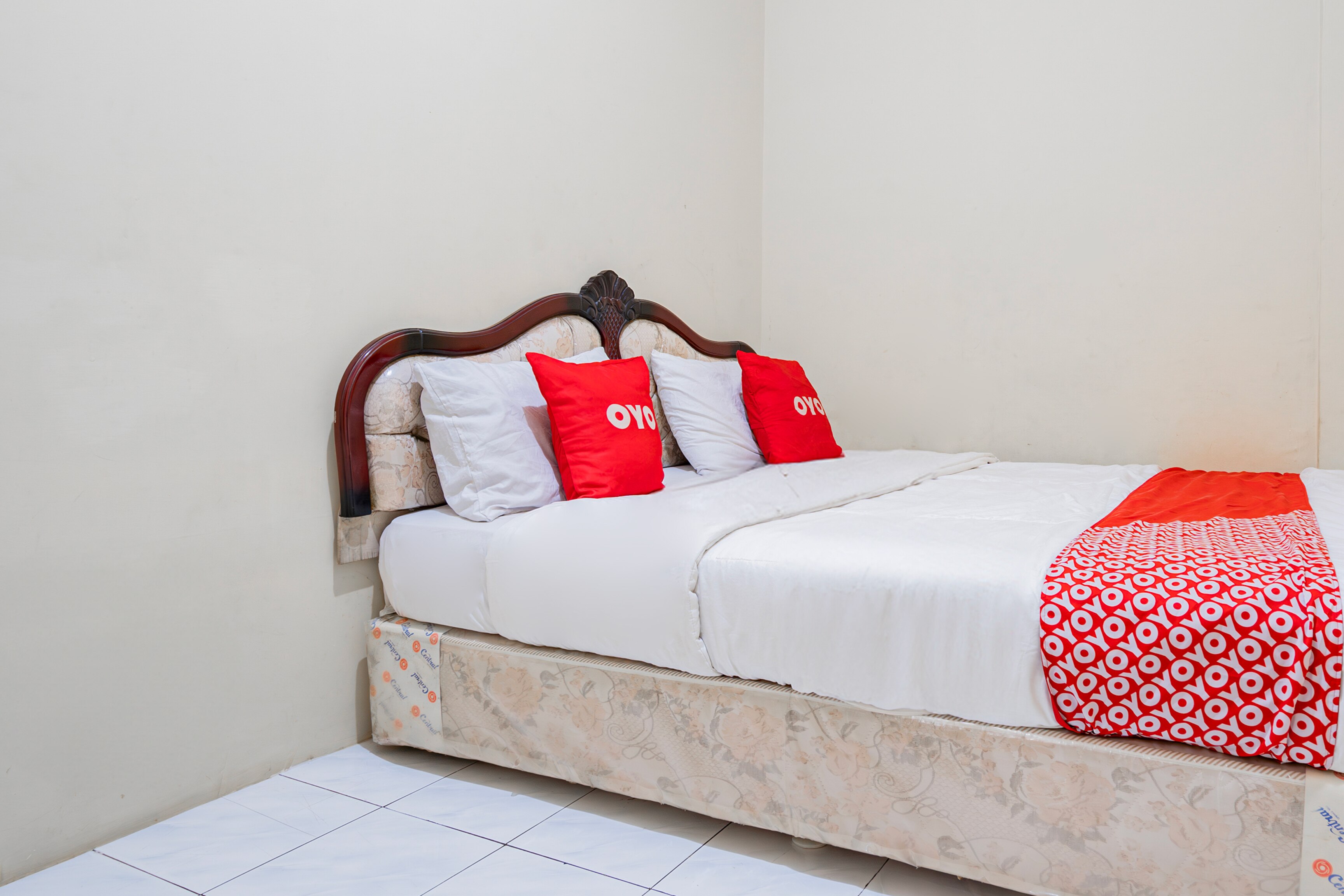 OYO 94030 Ar Guest House Syariah - Tap to explore photos