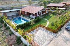 Farm house with private pool Moinabad kukufarmstay, Chevella