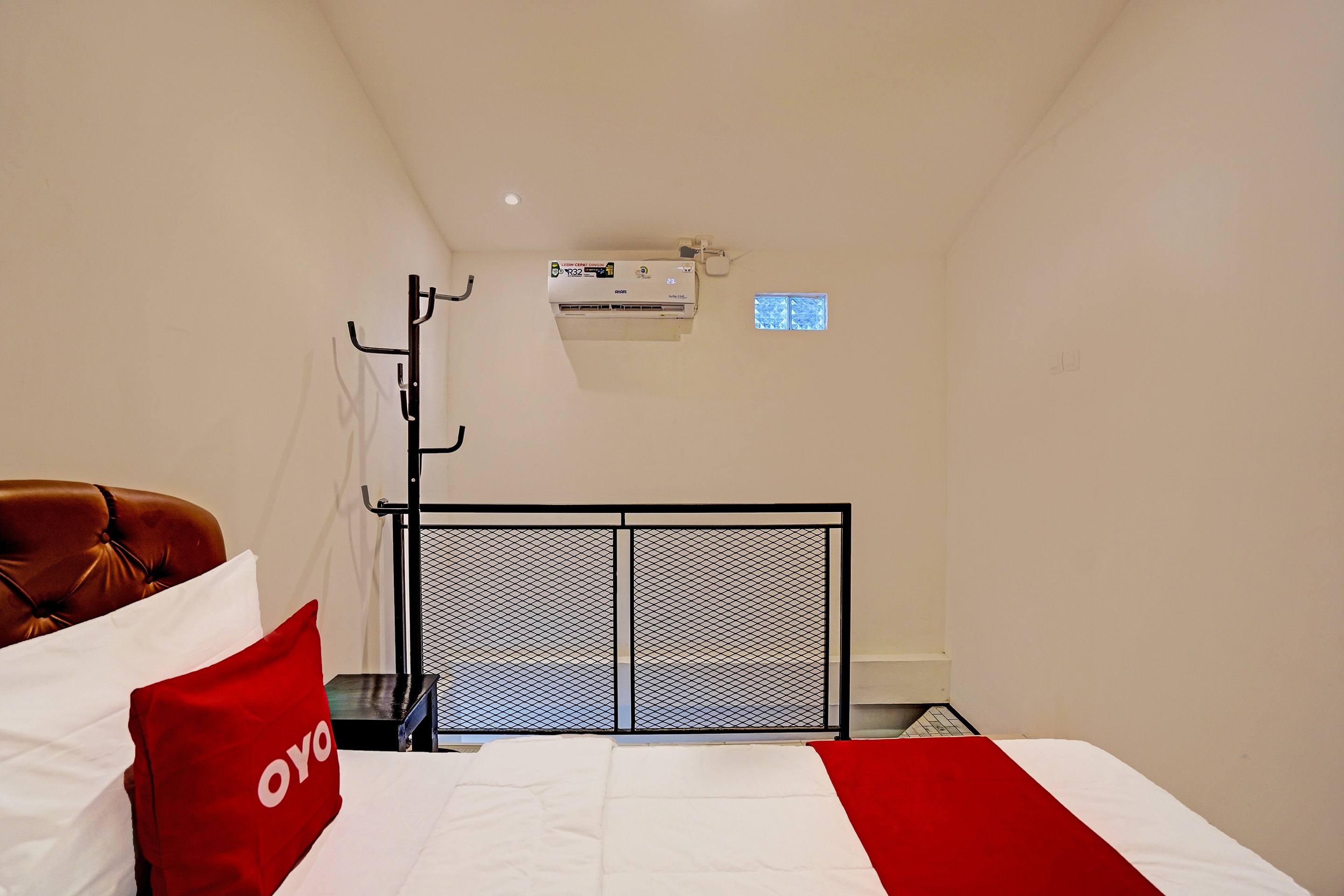 Super OYO 91618 Hotel Nawangwulan - Tap to explore photos