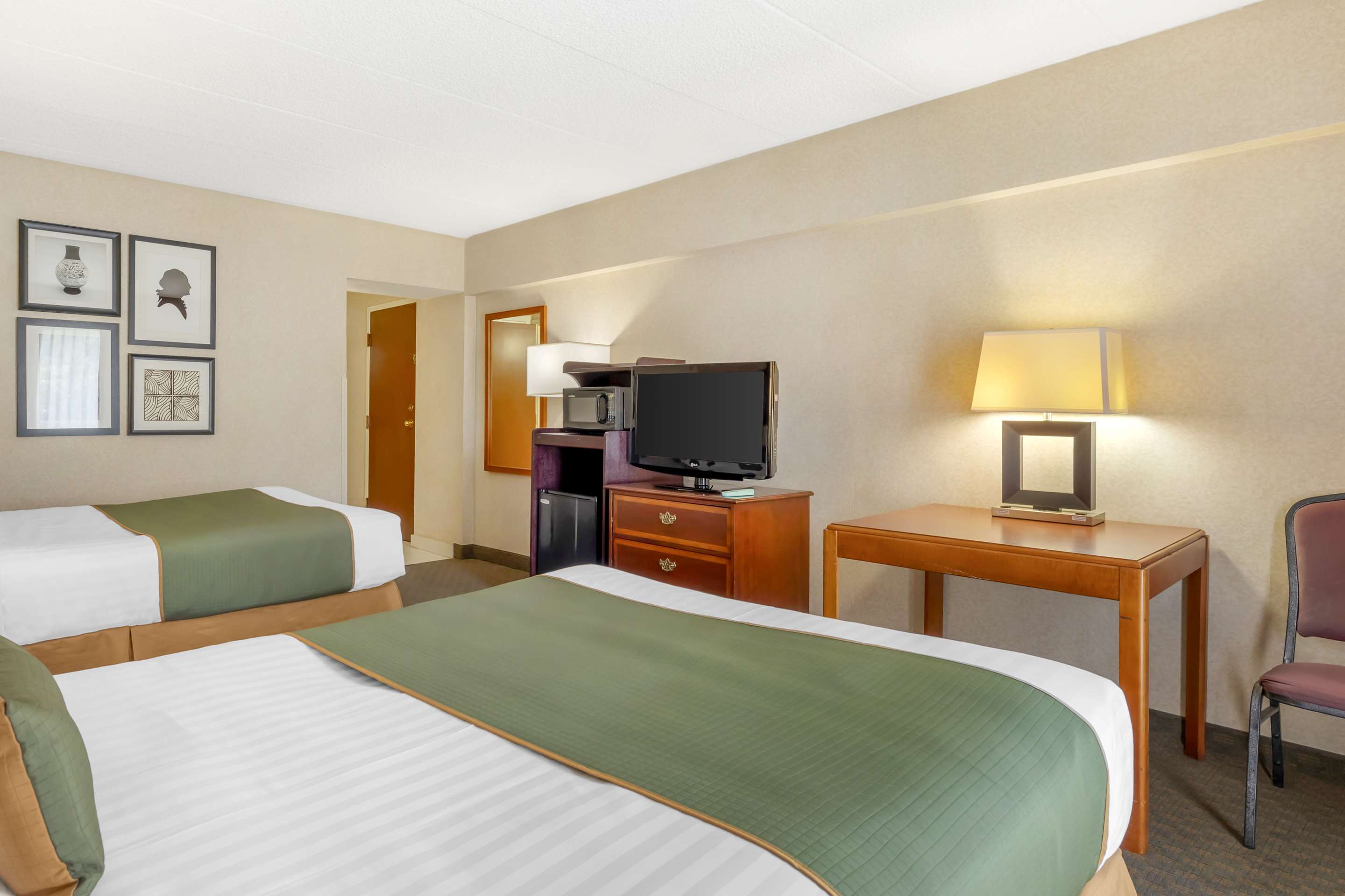 Best Western Capital Beltway - Tap to explore photos