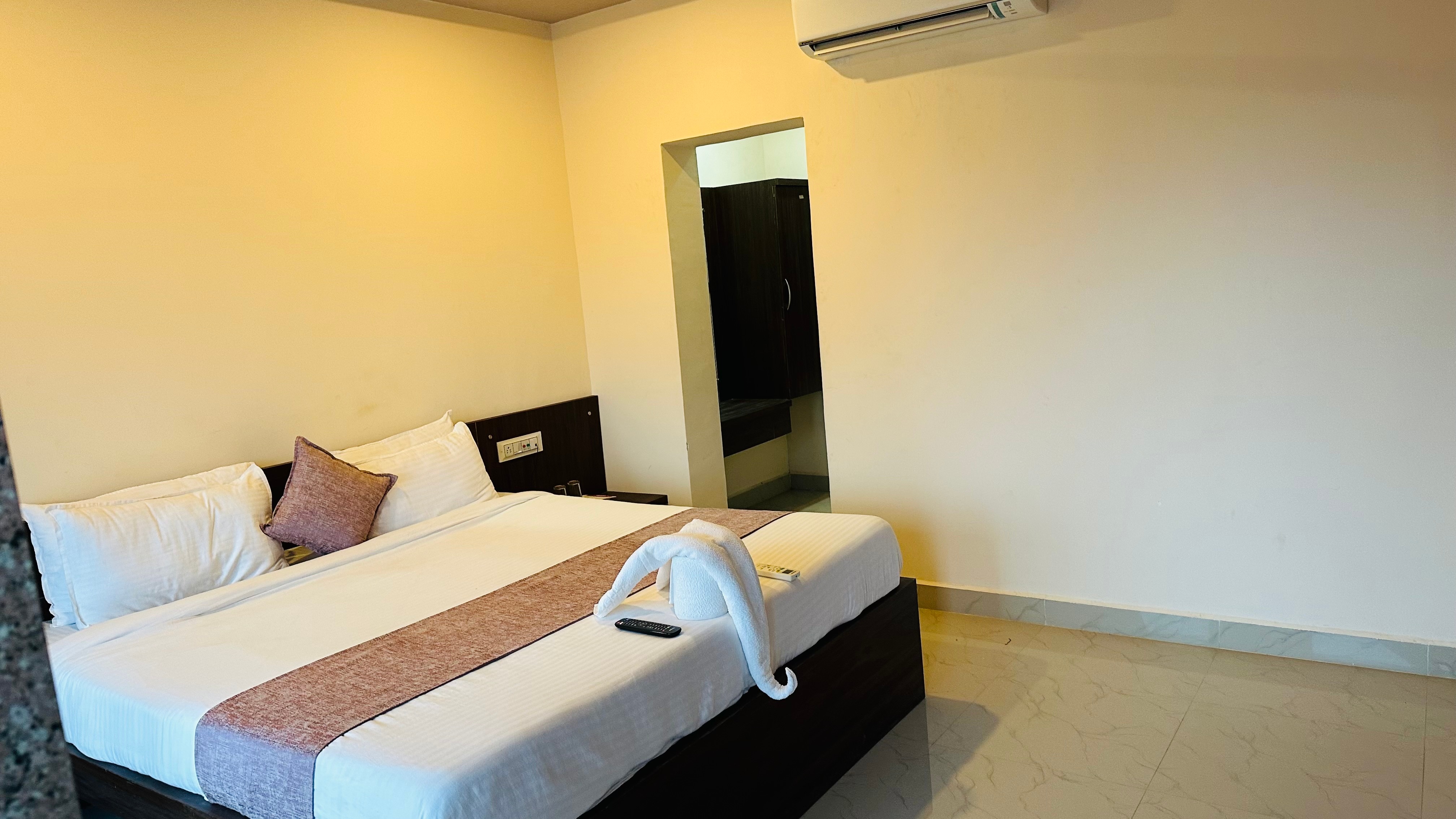 Aaranya Gir Resort - Tap to explore photos