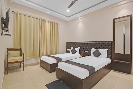 Super Townhouse Centre Point Inn Near Esplanade Metro Station