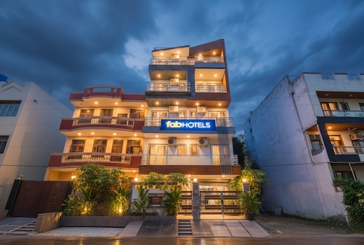 FabHotel Star Corporate Suite Nr. Medanta- The Medicity & Park Hospital, Gurugram