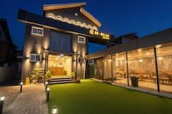 Hotel De Villaz Luxury Nearby Srinagar Airport, Srinagar