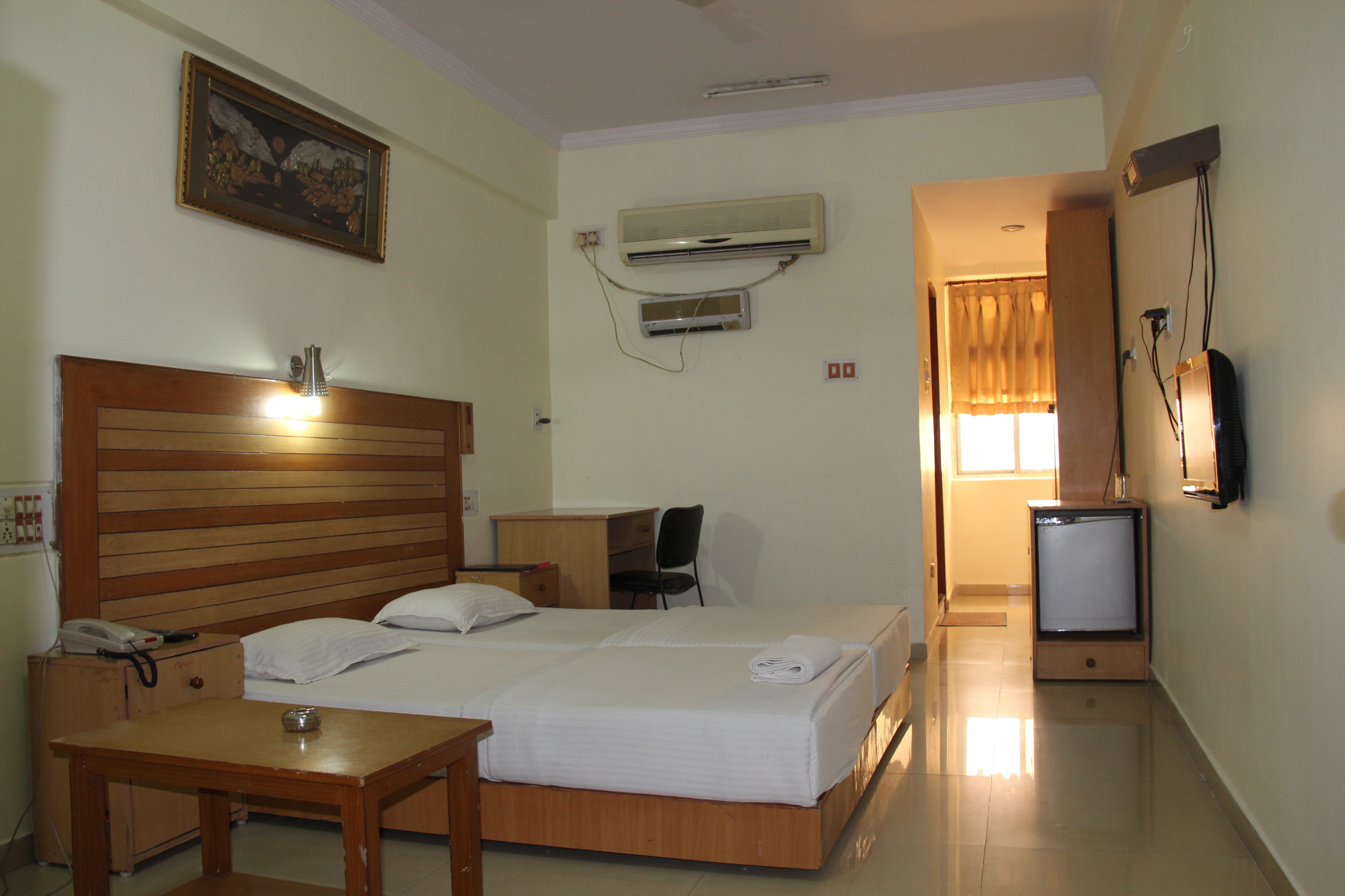 Hotel Vijay Shree Deluxe - Tap to explore photos
