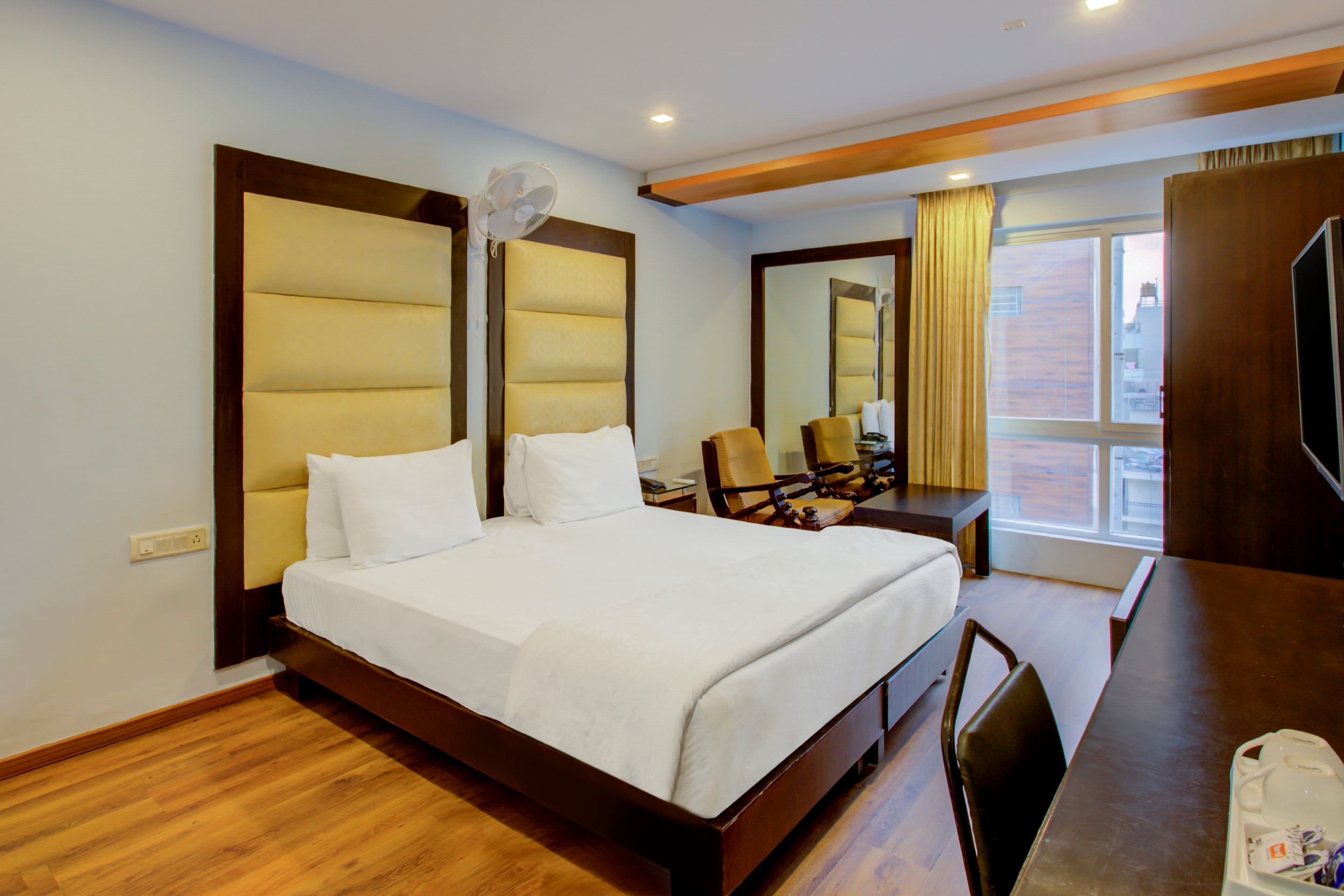 Super Townhouse Oak JVH hotel (Next to Mysore Road Metro Station) - Tap to explore photos