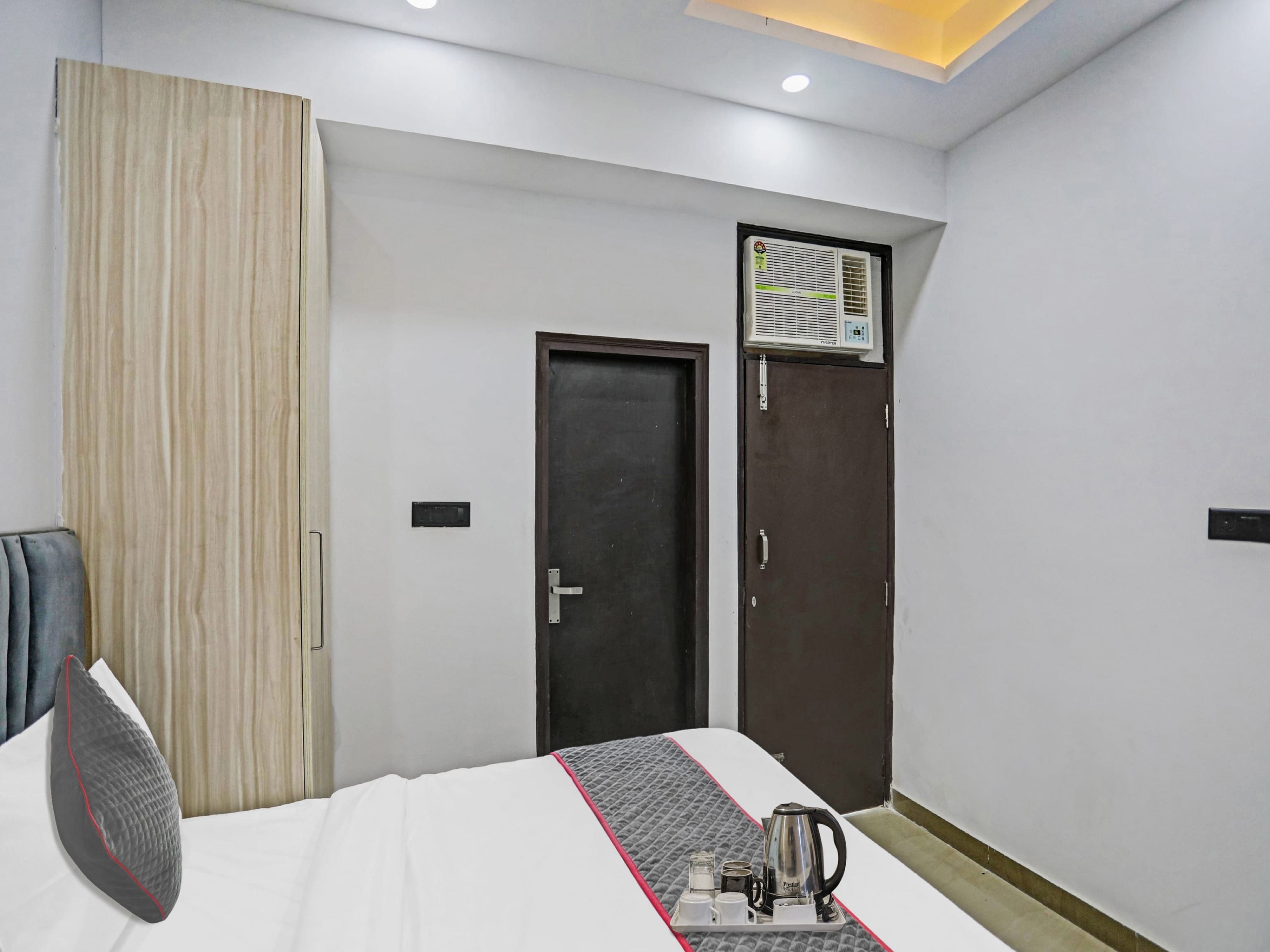 Townhouse Hotel The Rasa A Premium Park Near Onyx Mall Vasundhara - Tap to explore photos