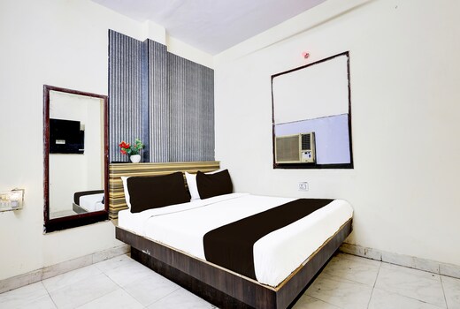 Hotel O Paharganj Chuna Mandi near Railway Station