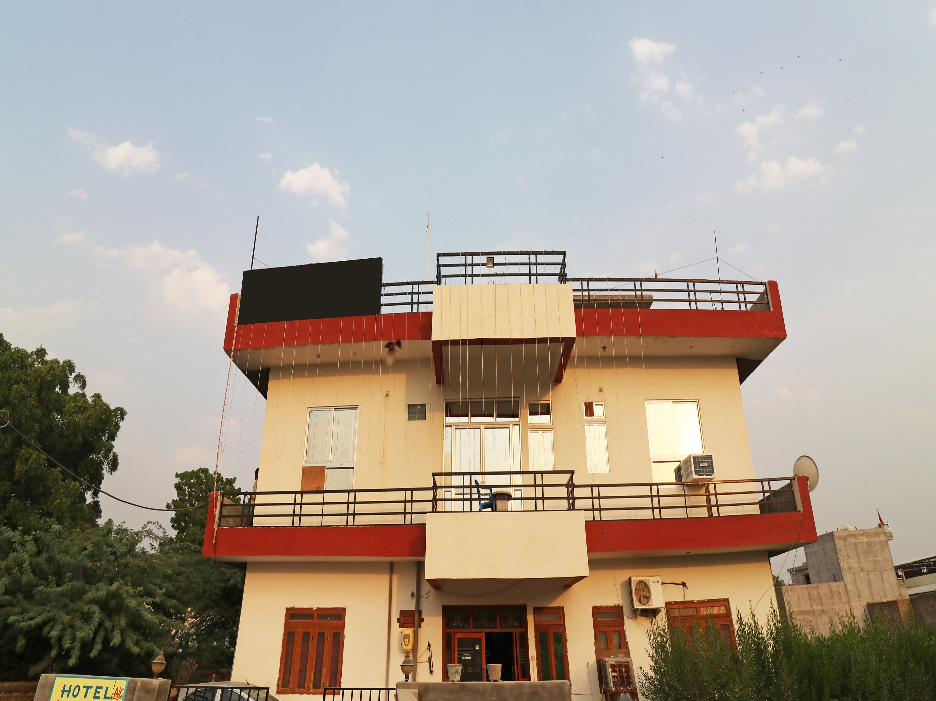 HOTEL BHAGAT PALACE DESHNOK - Tap to explore photos