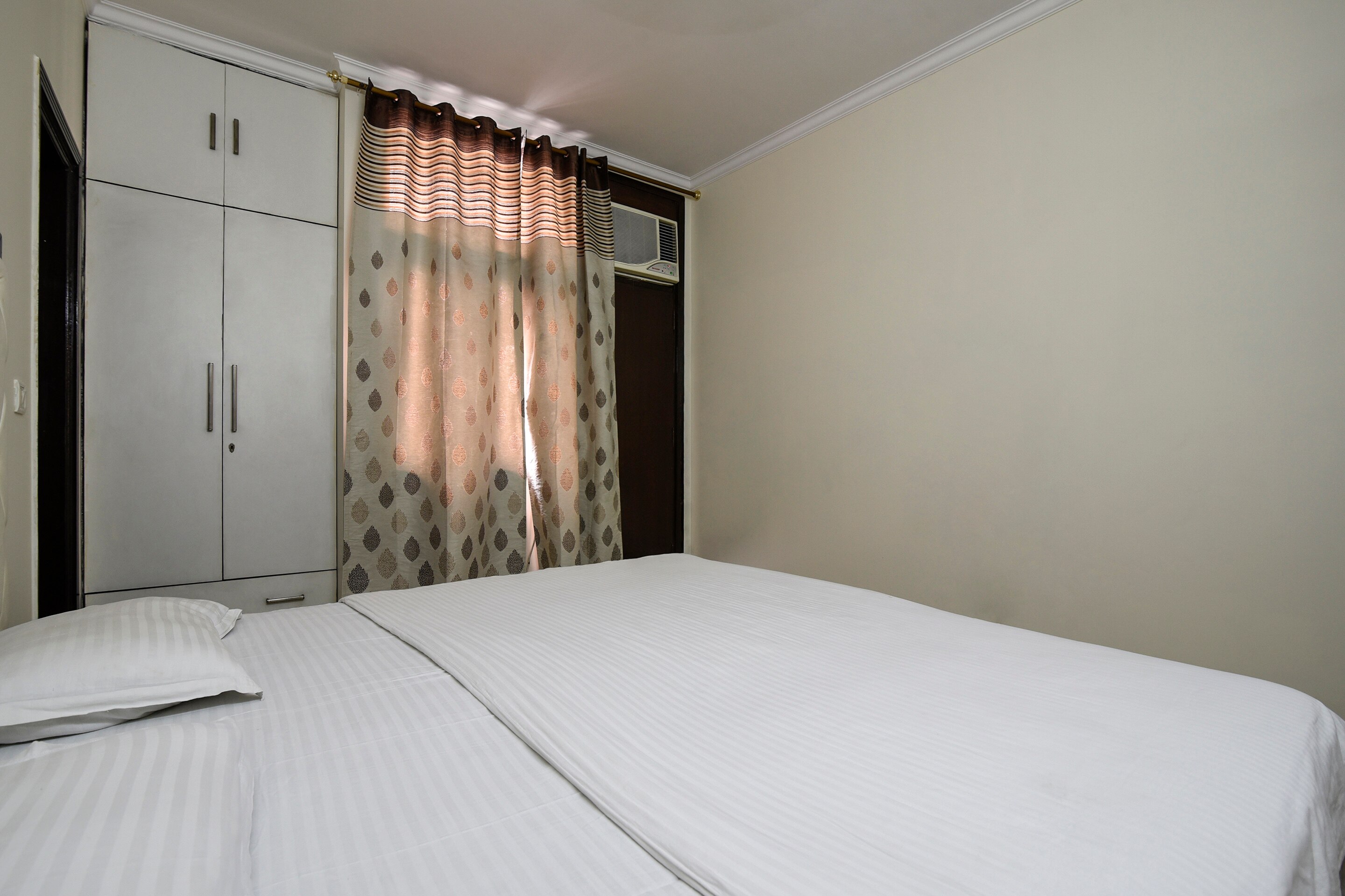 Service Apartment 4 BHK Lajpat Nagar - Tap to explore photos