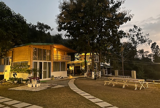 2BR Pine-wood Cottage PVT Jacuzzi at Saraiville