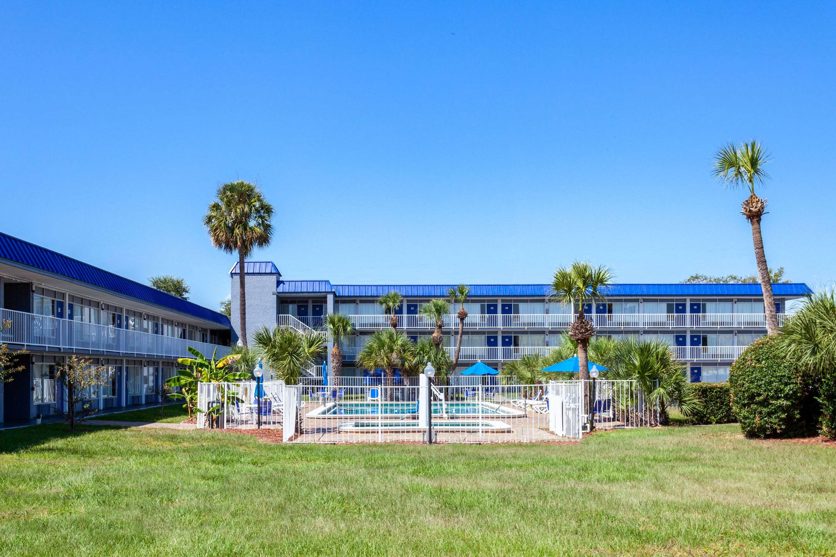 Days Inn by Wyndham Orlando Downtown - Tap to explore photos